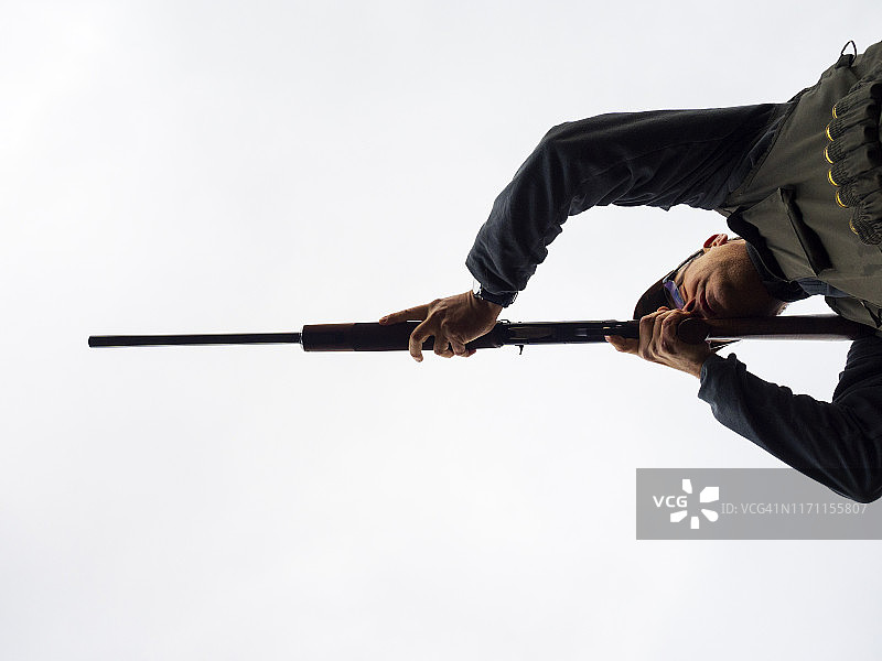 猎人携带猎枪和猎犬在山中猎鹧鸪和兔子图片素材