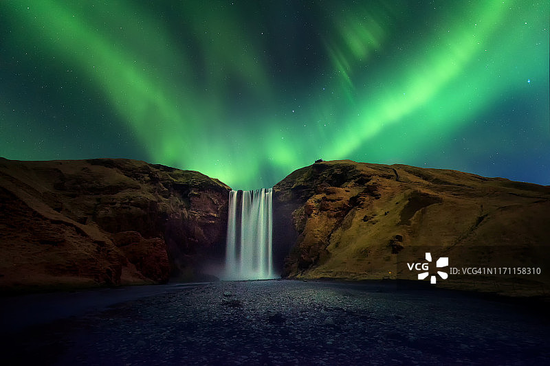 斯科加瀑布与北极光，冰岛著名旅游目的地图片素材