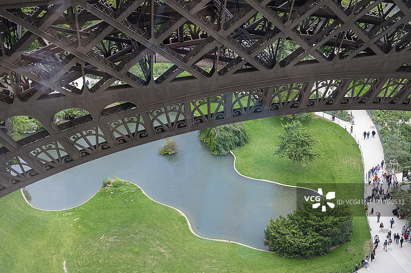 从埃菲尔铁塔向下望去图片素材