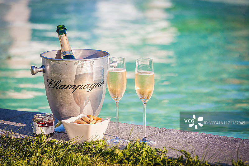 游泳池旁的香槟冰桶图片素材