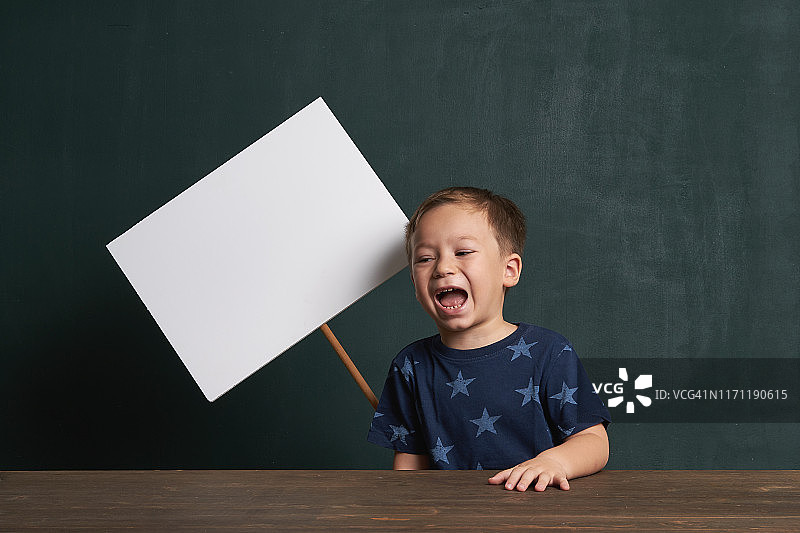 可爱的小孩拿着空白标牌图片素材