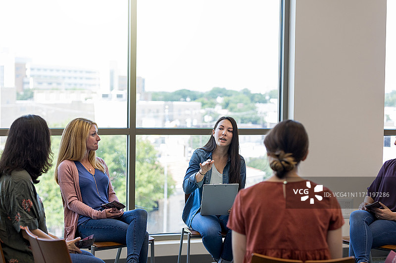 严肃的顾问领导团体治疗课程图片素材