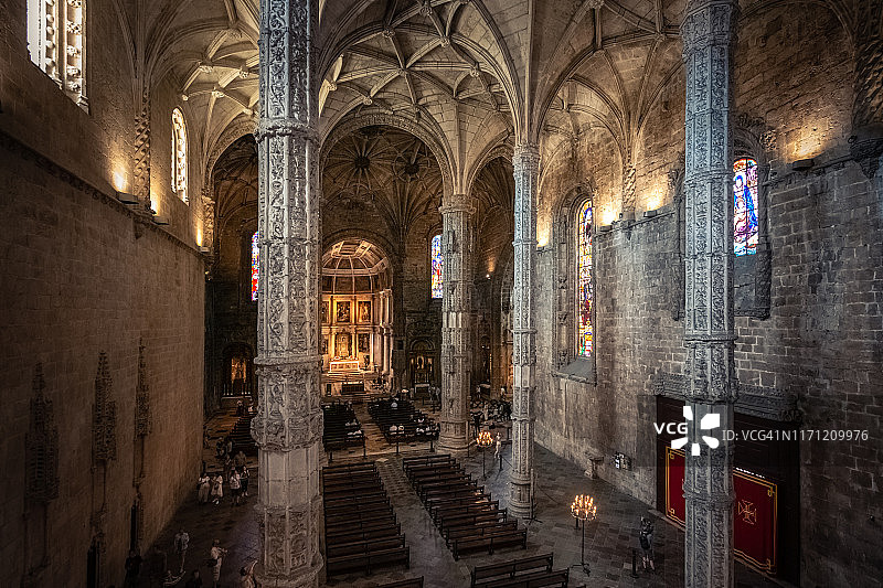 葡萄牙里斯本热罗尼莫斯修道院旁的圣玛丽亚德贝伦教堂图片素材