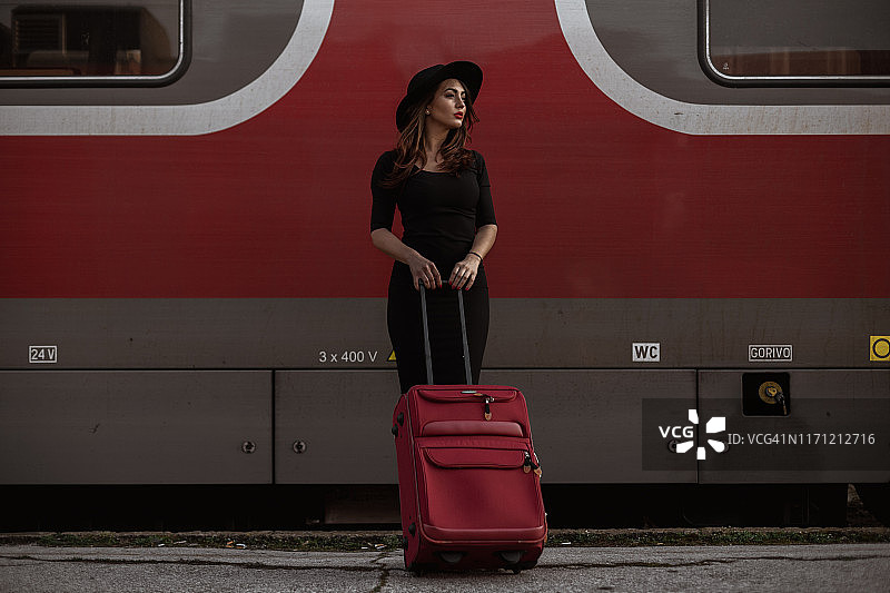 在火车站等火车的优雅女人图片素材