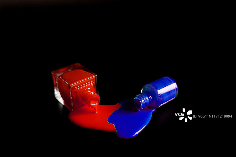 黑色背景上散落的指甲油（含裁剪路径）图片素材