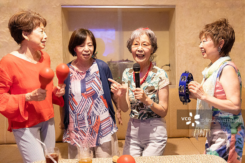 年长的妇女喜欢唱卡拉OK图片素材