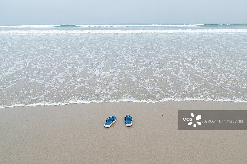 清晨薄雾中的沙滩凉鞋图片素材