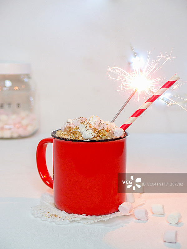 热巧克力和可可杯，配有棉花糖和烟花棒图片素材