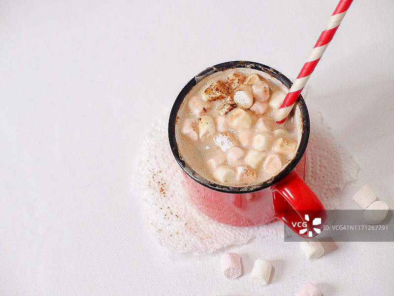 俯视视角下的热巧克力红杯，配融化的小棉花糖图片素材