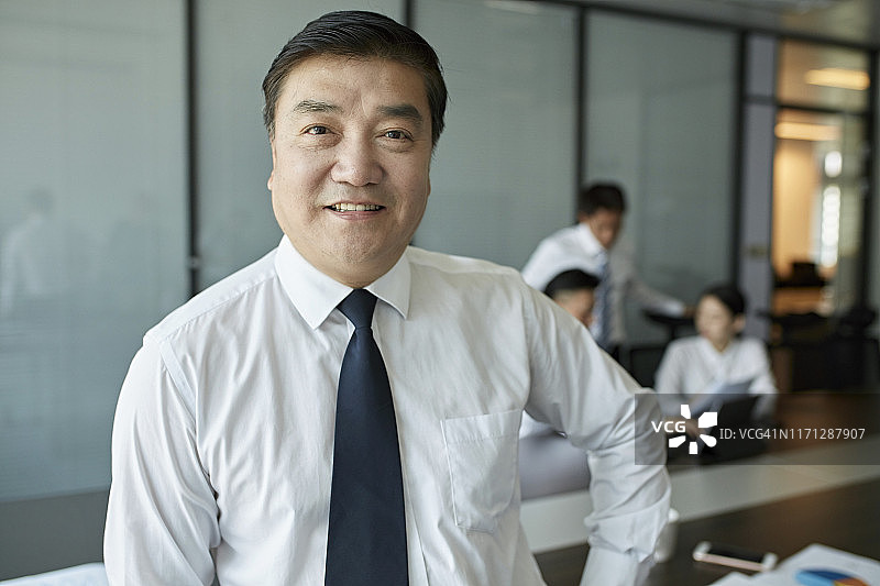 站在办公室的年长商人图片素材