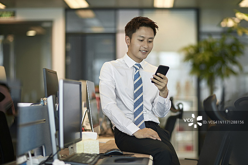 用手机发短信的商人图片素材