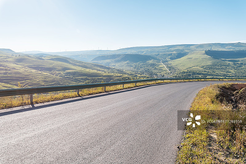晴空下的弯曲山路图片素材