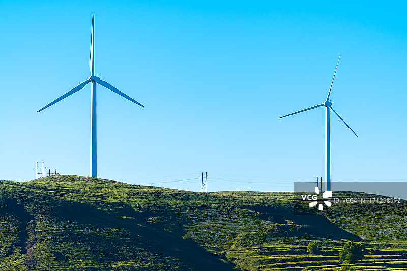 山坡上的风力涡轮机图片素材
