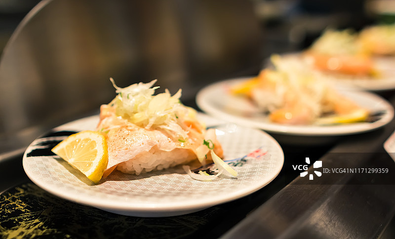 日本旋转寿司特写图片素材