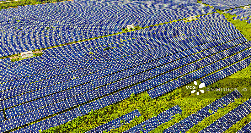 太阳能发电站和太阳能电池板鸟瞰图图片素材