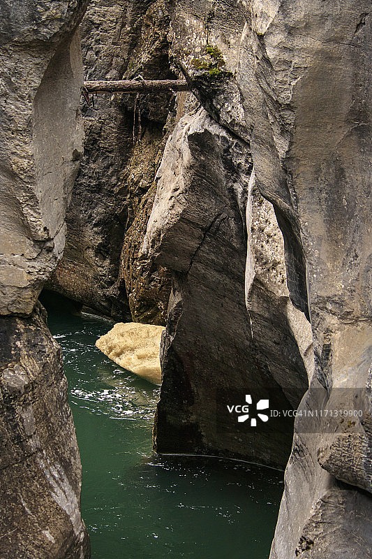 马琳峡谷溪谷中水面上聚集的泡沫图片素材