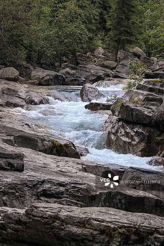 贾斯珀国家公园马琳峡谷马琳河上的激流图片素材