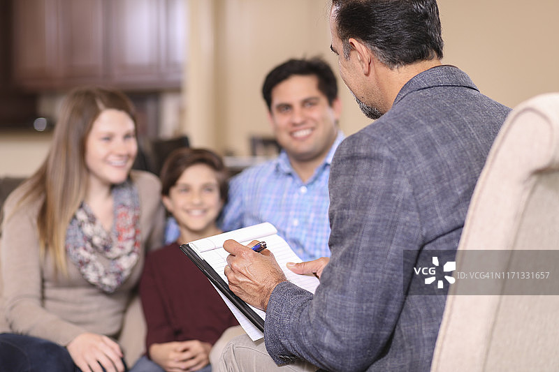 治疗师在家中进行家庭咨询图片素材