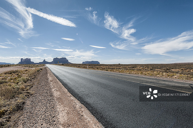 美国西部空旷的蜿蜒道路图片素材