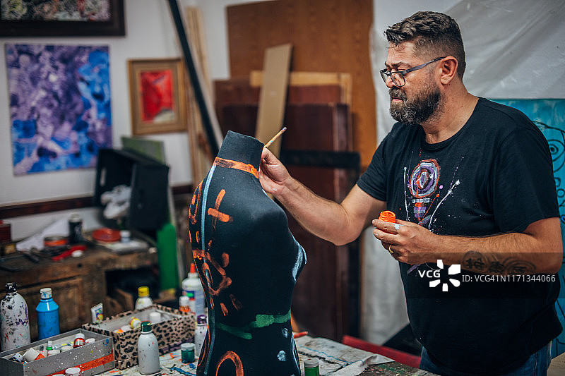 在工作室工作的艺术家图片素材