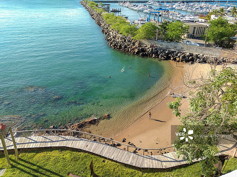 萨尔瓦多滨海的船只停靠在MAM海滩旁图片素材