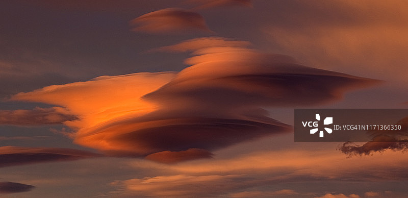 死亡谷国家公园的荚状云，日出图片素材