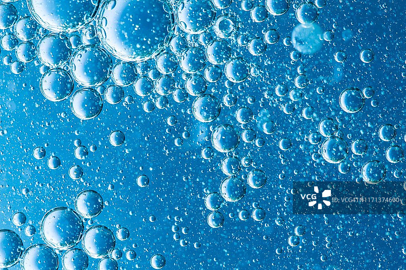 蓝色背景下的油水气泡图片素材