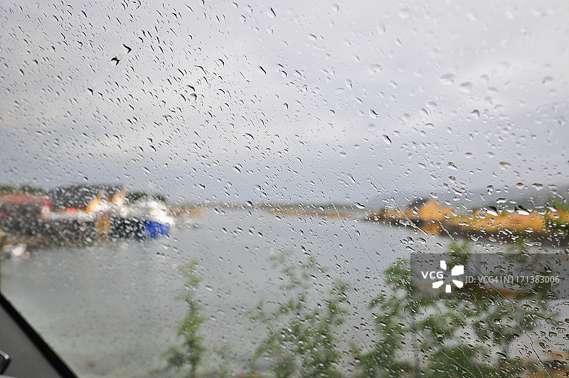 房车度假雨天，树木、大海和港口景色图片素材