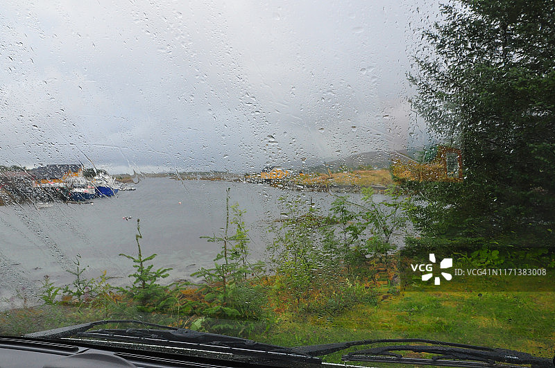 房车度假雨天，树木、大海和港口景色图片素材