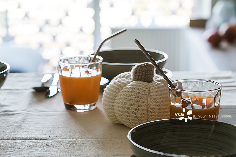 感恩节餐桌，两人份的空盘子图片素材