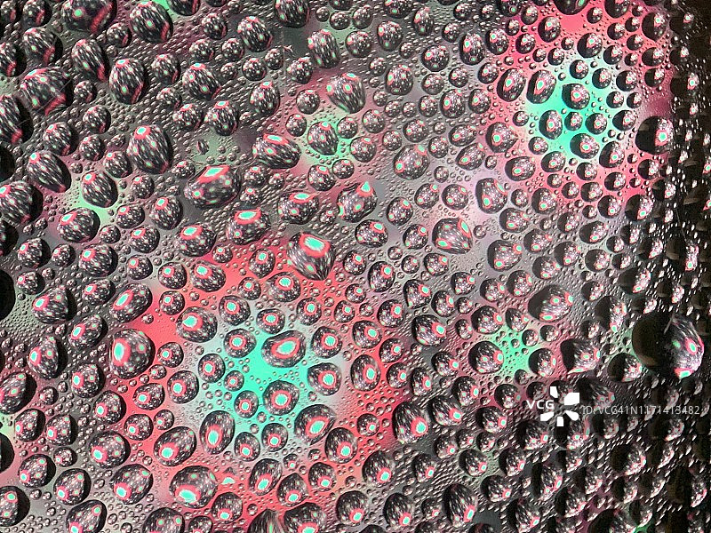 红色背景下的玻璃水滴图片素材