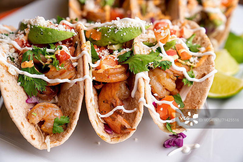 彩色街头炸玉米饼，虾，海鲜，鱼，烧烤，即食图片素材