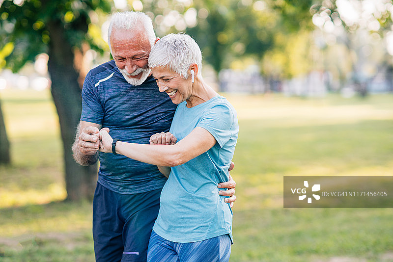 老年夫妇慢跑图片素材