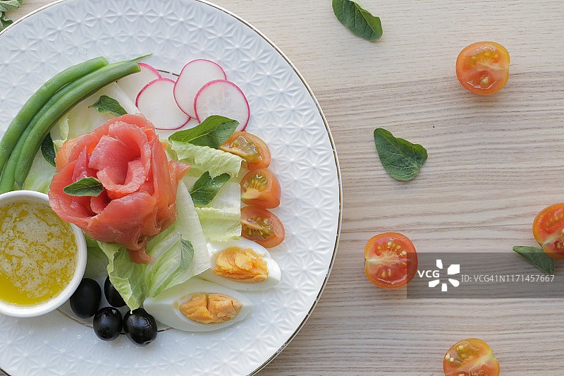 烟熏三文鱼尼斯沙拉图片素材