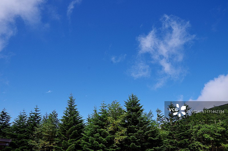 日本八岳的蓝天图片素材