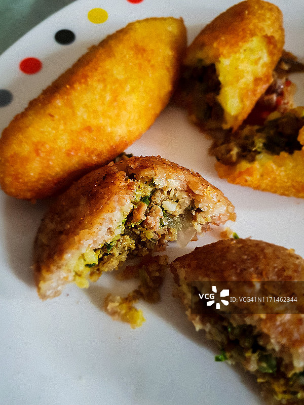 盘中的油炸鹰嘴豆饼图片素材