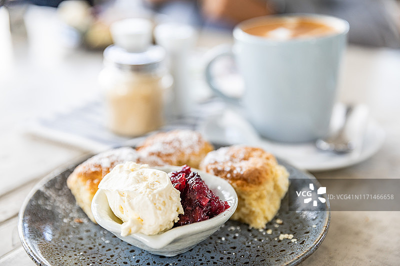 自制司康饼配鲜奶油和覆盆子酱图片素材