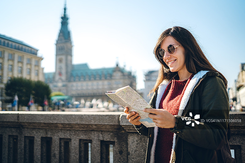 在汉堡看地图图片素材