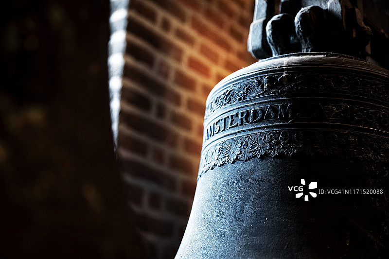 刻有阿姆斯特丹字样的大教堂钟图片素材