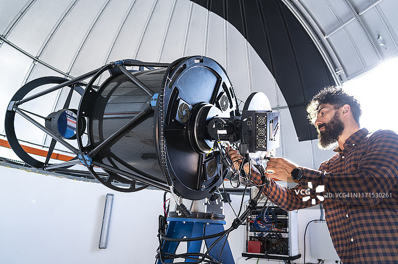天文望远镜圆顶内的天文学家图片素材