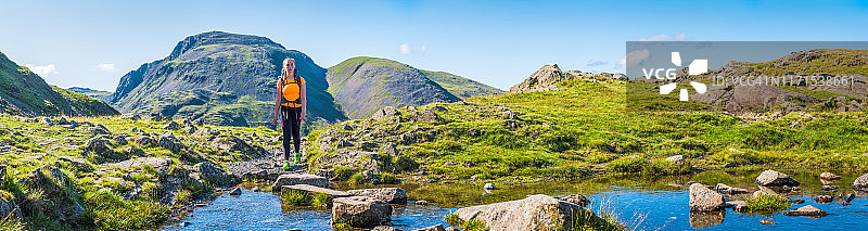 少女徒步旅行，沿着山间小径的踏脚石全景图片素材