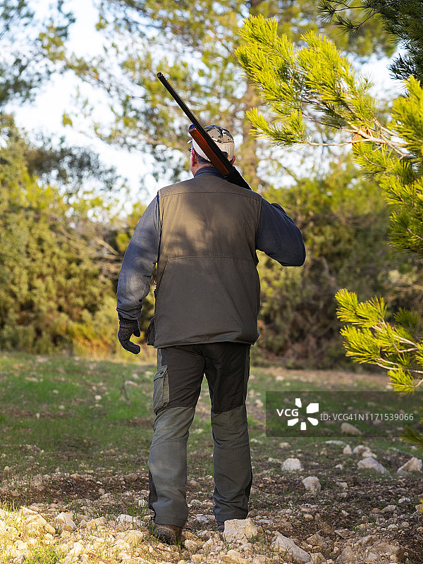 猎人在田野里拿着猎枪图片素材