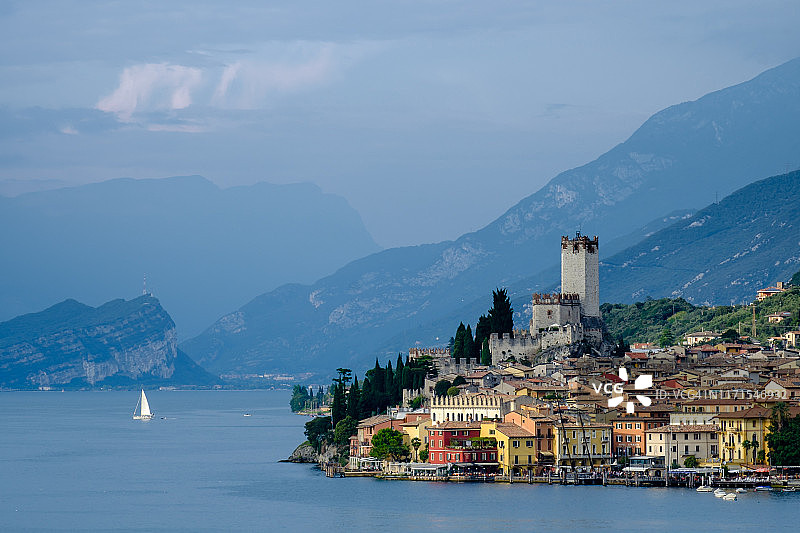 从湖对面看马尔切西内图片素材