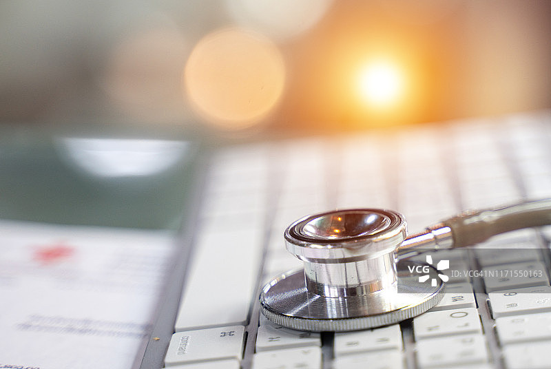 键盘和听诊器图片素材