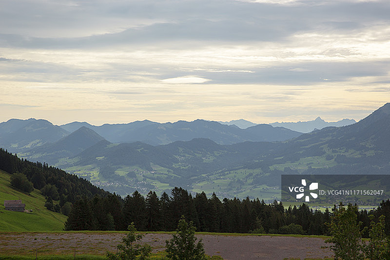 奥地利绿色山谷和远山风光图片素材