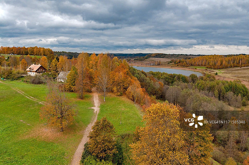 俄罗斯的金色秋天，色彩缤纷的树叶图片素材