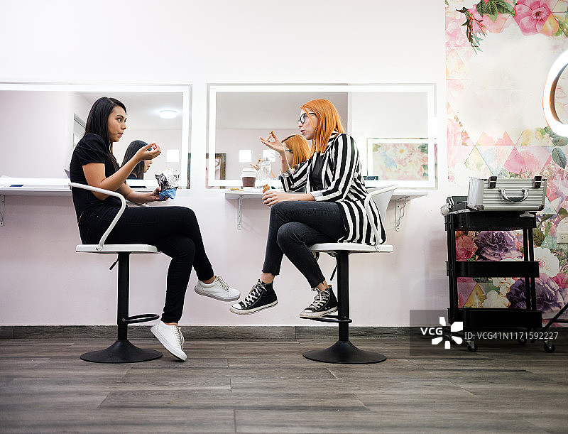 化妆师和员工在美容院休息图片素材