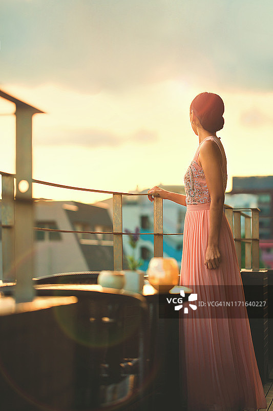 阳台上穿连衣裙的女人图片素材