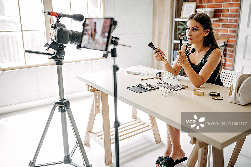 我来展示如何操作图片素材