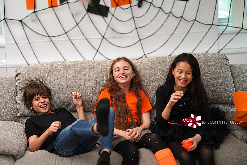 万圣节派对上欢笑的孩子们图片素材